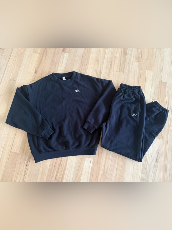 ALO Yoga Tops - Alo Yoga Black Accolade Set